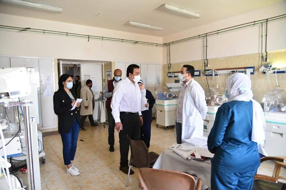 عبدالغفار يكافئ مدير مستشفى ناصر ويوجه بإقالة مدير مستشفى القاهرة الجديدة