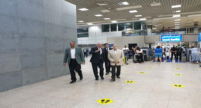 بالصور.. وزير الطيران يتفقد مطار شرم الشيخ لمتابعة التشغيل والاطمئنان على جودة خدمات المسافرين