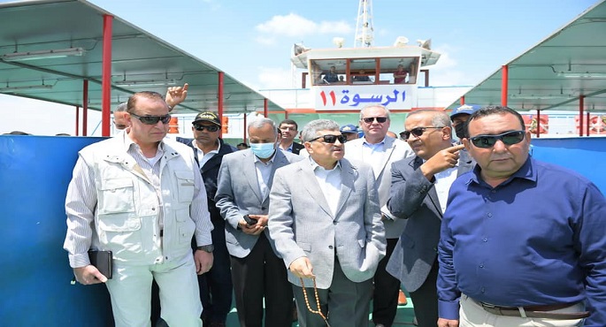 بالصور.. رئيس هيئة قناة السويس يتفقد معدية الأفراد بالقنطرة ويتابع أعمال تطوير الاستزراع المائي