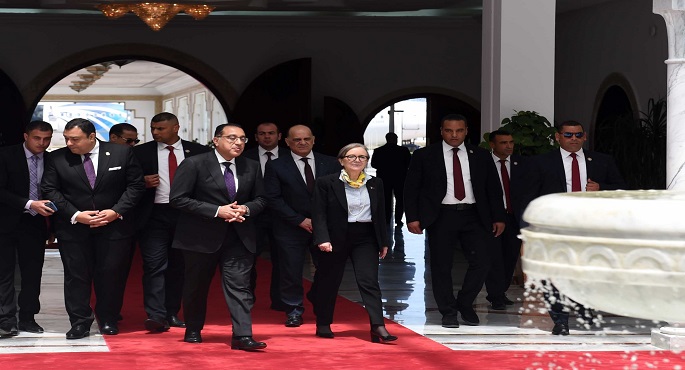 بالصور.. رئيس الوزراء يصل إلى العاصمة التونسية.. ورئيسة الحكومة تستقبله بمطار قرطاج