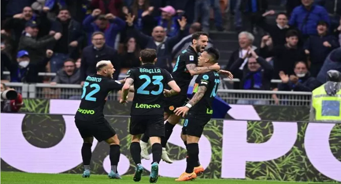 إنتر ميلان يحول تأخره بهدفين أمام إمبولي إلى فوز مثير 4-2 في الدوري الإيطالي