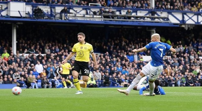 إيفرتون يفوز على تشيلسي ويحافظ على فرصه بالبقاء بالدوري الإنجليزي