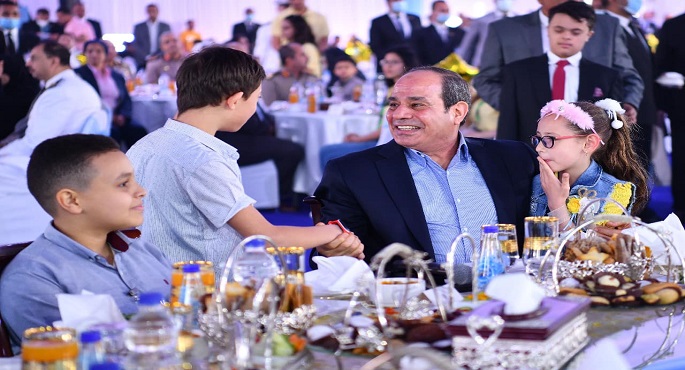 بالصور .. الرئيس السيسي يشارك أسر وأبناء الشهداء احتفالية عيد الفطر المبارك