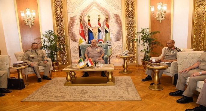 بالصور.. رئيس أركان حرب القوات المسلحة المصرية  يلتقى رئيس الوفد العسكرى الجزائرى