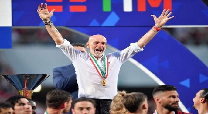 بيولي يعلن سرقة ميداليته خلال مراسم تتويج ميلان بالدوري الإيطالي