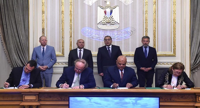 بالصور.. مدبولي يشهد توقيع اتفاق لبناء وتطوير البنية الفوقية لمحطة الحاويات الثانية “تحيا مصر1” بميناء دمياط