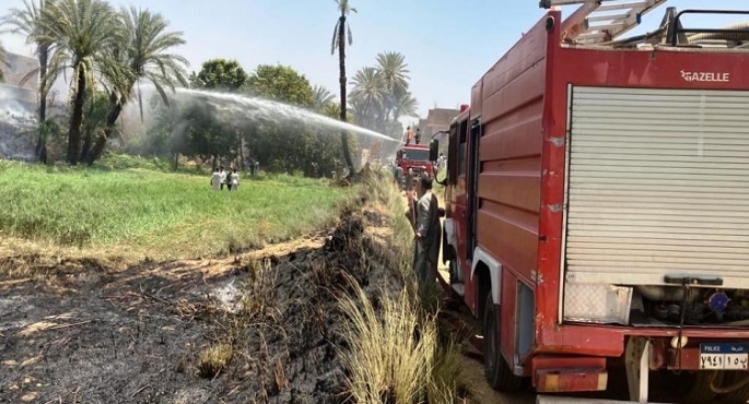محافظ أسوان يتابع جهود احتواء حريق هائل بقرية الزنيقة دون خسائر بشرية