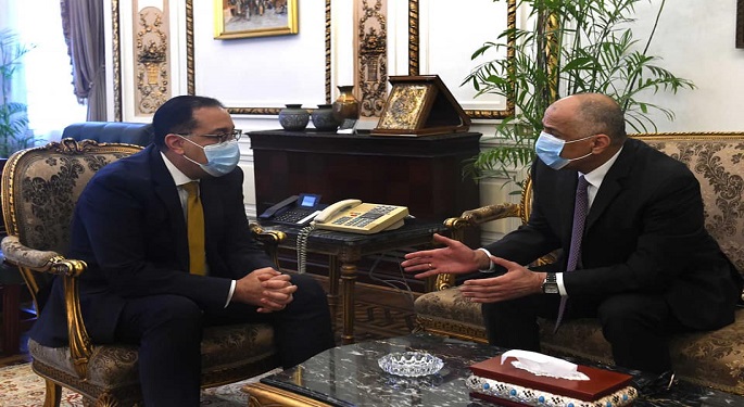 رئيس الوزراء يبحث مع محافظ البنك المركزي التنسيق بشأن ملفات العمل المشتركة