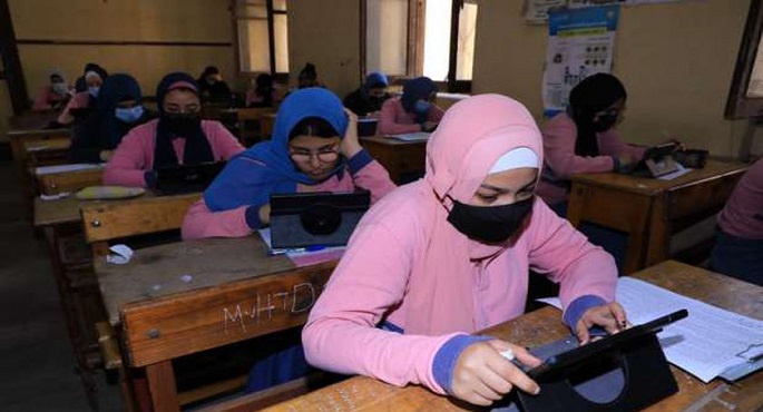 99.9 % من طلاب الصف الأول الثانوي يؤدون امتحان مادة “اللغة الأجنبية الأولى” إلكترونيًا
