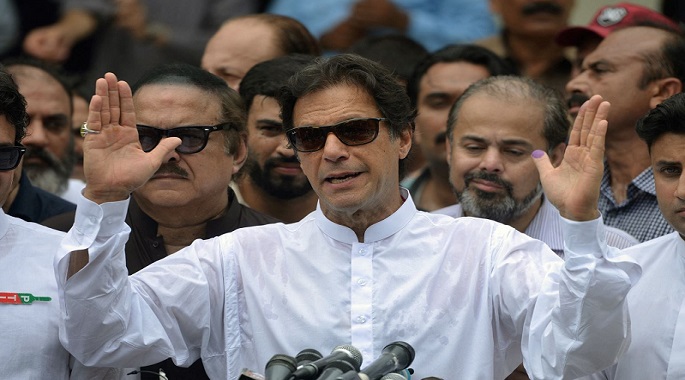عمران خان يطالب أنصاره بفض الاعتصام والانضمام لمسيرته