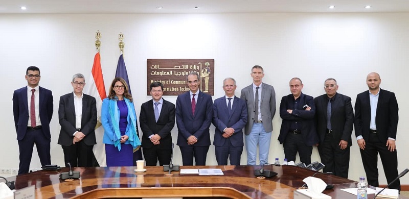 بالصور .. وزير الاتصالات يبحث مع ” إس. تي ميكروإلكترونكس” العالمية الخطط الاستثمارية للشركة في مصر