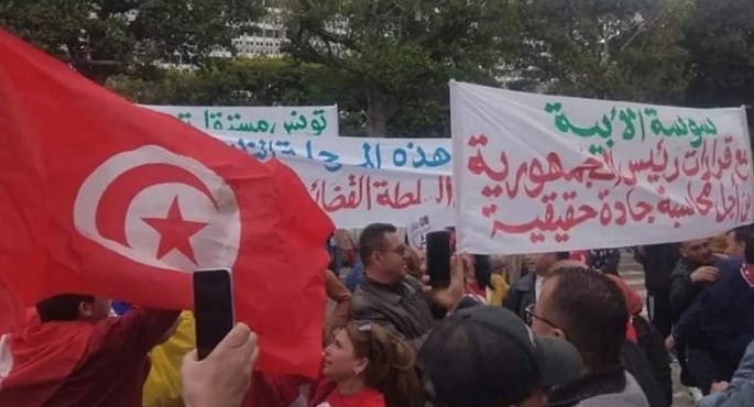 مسيرات مؤيدة للرئيس التونسي مع إعلان الحكومة نجاحها في سداد الديون الداخلية والخارجية