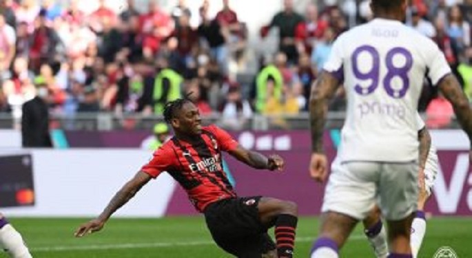 ميلان يفوز على فيورنتينا ويعزز من صدارته للدوري الإيطالي