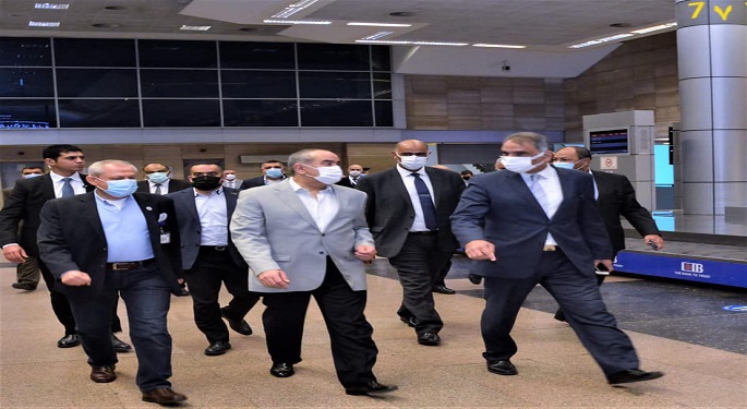 بالصور.. في أول أيام عيد الفطر.. وزير الطيران يتفقد مطار القاهرة لمتابعة انتظام التشغيل
