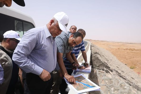 بالصور.. وزير النقل يتفقد مسار الخط الثاني من شبكة القطار الكهربائي السريع الكهربائي بأسوان