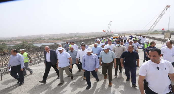 بالصور .. وزير النقل يتفقد المرحلة الثالثة من مشروع تطوير طريق الصعيد الغربي