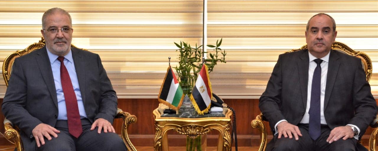 وزير الطيران يبحث مع وزير النقل الفلسطيني سبل تعزيز التعاون  فى مجال النقل الجوى
