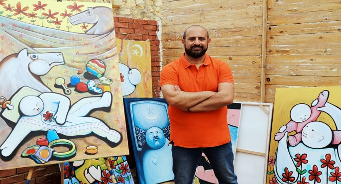 رئيس الفنون التشكيلية يفتتح معرض “القمر وحكايات أخرى”