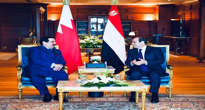 بالفيديو و الصور .. الرئيس السيسي يستقبل ملك البحرين بمدينة شرم الشيخ