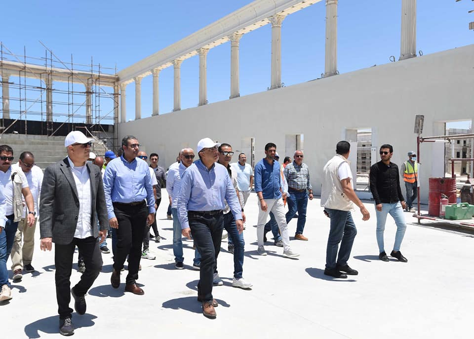 بالصور .. رئيس الوزراء يتفقد مشروع “المدينة التراثية” بالعلمين الجديدة