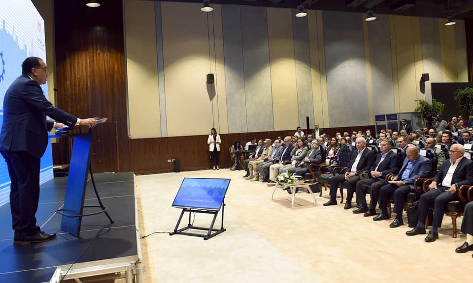 بالصور.. رئيس الوزراء يلتقي مستثمري المنطقة الاقتصادية بشرق بورسعيد