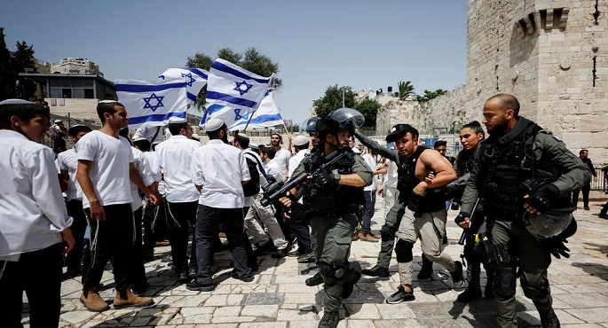 عشرات المستوطنين يقتحمون باحات الأقصى واعتقال ما لا يقل عن 16 فلسطينيا من الضفة