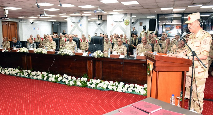 بالفيديو والصور.. وزير الدفاع يشهد المرحلة الرئيسية لمشروع مراكز القيادة الإستراتيجي التعبوي التخصصي للهيئات والإدارات (عمرو -7)