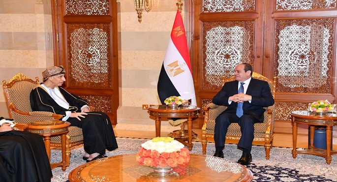 خلال زيارته إلى مسقط.. الرئيس السيسي يلتقي نائب رئيس الوزراء العماني