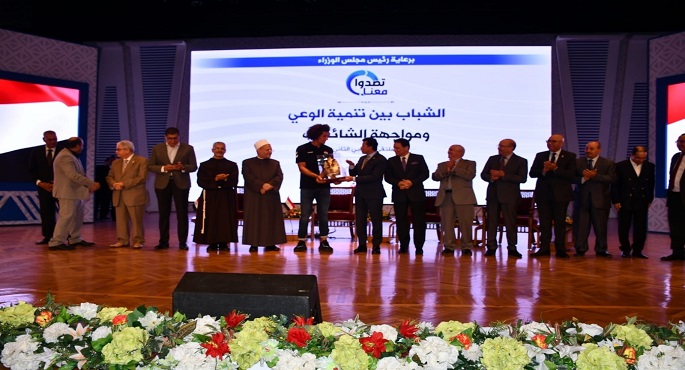 بالصور.. وزير الرياضة يُكرم علي زين لاعب المنتخب المصري لكرة اليد