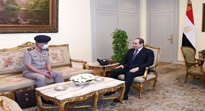 بالفيديو والصور.. الرئيس السيسي يستقبل وزير الدفاع والإنتاج الحربي