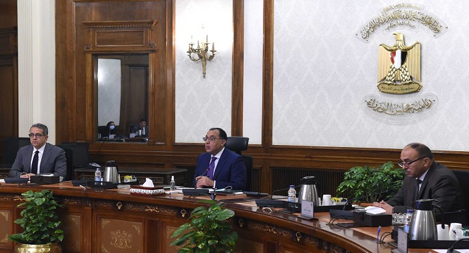 بالصور.. رئيس الوزراء يستعرض مسودة استراتيجية النهوض بالسياحة المصرية