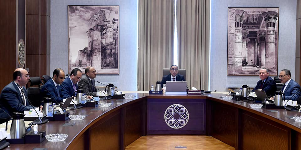 بالصور .. رئيس الوزراء يتابع موقف الأراضي المزمع طرحها علي القطاع الخاص لإقامة محطات لتحلية مياه البحر