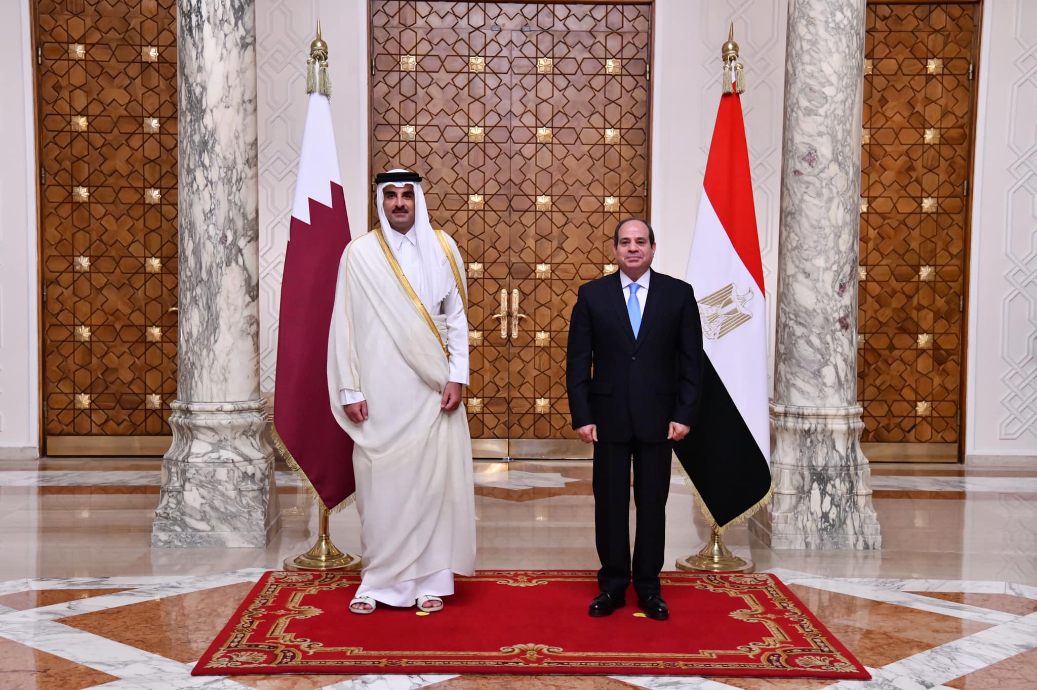 أمير قطر يتسلم رسالة خطية من الرئيس السيسي تتعلق بالعلاقات الثنائية
