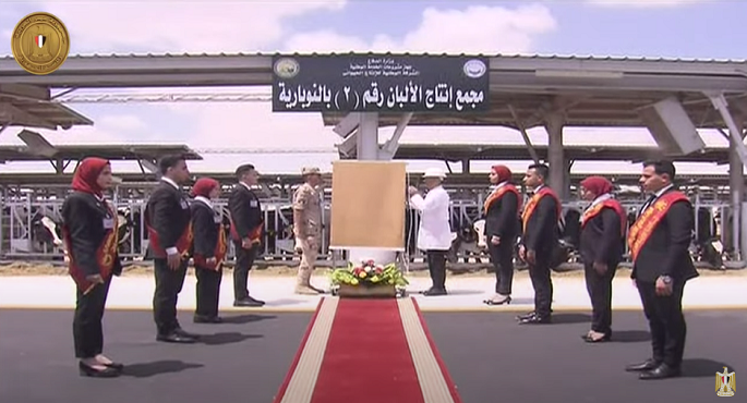 الرئيس السيسي يفتتح عدداً من مشروعات الانتاج الحيواني والألبان عبر الفيديو كونفرانس