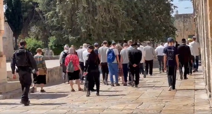 عشرات المستوطنين يقتحمون المسجد الأقصى بحماية الاحتلال الإسرائيلي