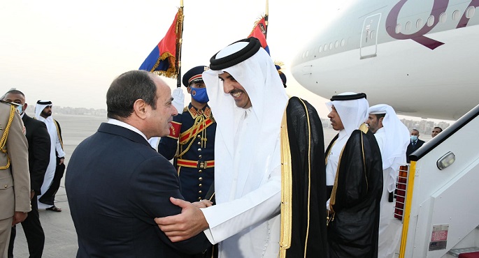 بالفيديو والصور.. الرئيس السيسي يستقبل أمير قطر بمطار القاهرة
