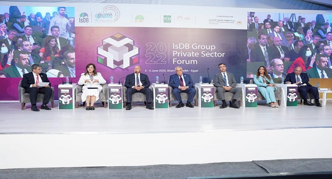 بالصور.. وزير النقل يستعرض  جهود الوزارة  لمواجهة التغيرات المناخية  بهدف الحد من انبعاثات الغازات الدفيئة