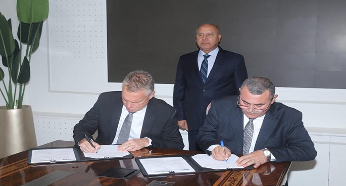 بالصور.. وزير النقل يشهد توقيع عقد تأجير العبارة الرياض التابعة لشركة القاهرة للعبارات