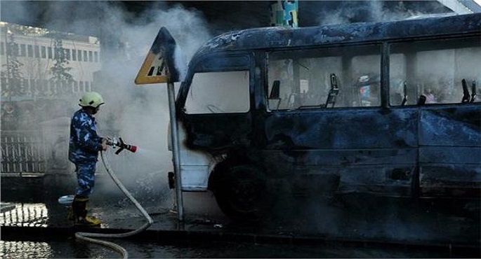 مقتل وإصابة 16 عسكريا ومدنيا في هجوم إرهابي على حافلة بريف الرقة
