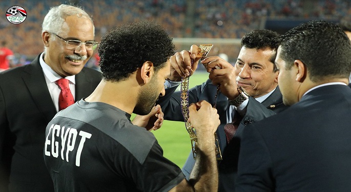 وزير الرياضة ورئيس اتحاد الكرة يكرمان محمد صلاح على هامش مباراة غينيا