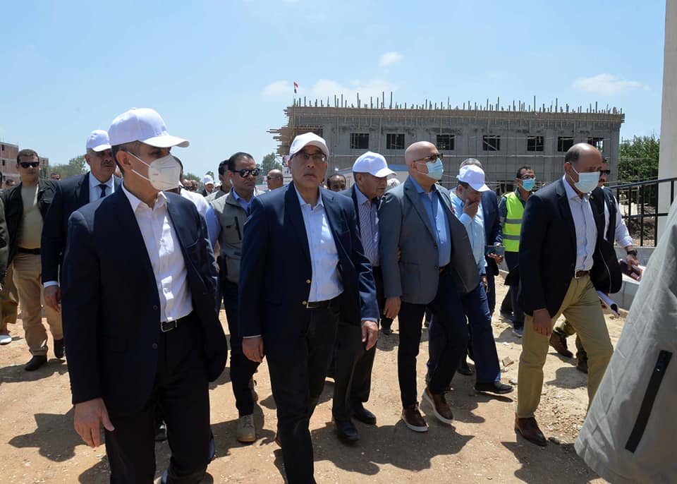 بالصور .. مدبولي يتفقد شوارع قرية نطهاى بالغربية ويستمع لشرح من وزير الإسكان عن المشروعات الجاري تنفيذها