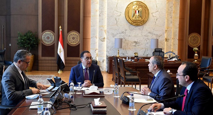بالصور.. رئيس الوزراء يتابع مع وزيري السياحة والآثار والطيران المدني حركة السياحة الوافدة