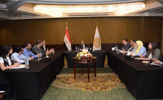 بالصور .. خلال استقباله وفد البنك الدولي .. وزير التنمية المحلية : القيادة السياسية حريصة على أن تكون مصر صوت دول القارة الإفريقية