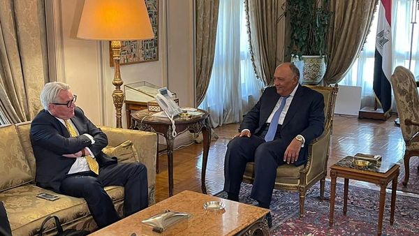 بالصور.. وزير الخارجية يستقبل المبعوث الأممي لعملية السلام في الشرق الأوسط