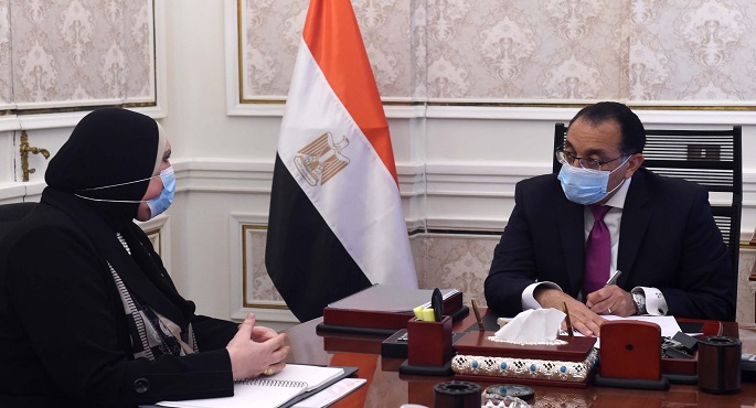 بالصور .. رئيس الوزراء يستعرض مع وزيرة التجارة والصناعة فعاليات منتدى “سانت بطرسبرج” واجتماع منظمة التجارة العالمية