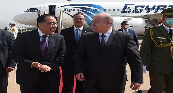 بالصور.. الوزير الأول الجزائري يستقبل مصطفي مدبولى – رئيس الوزراء بمطار هوارى بومدين الدولي