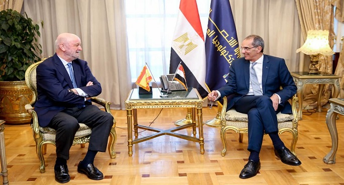 بالصور.. وزير الاتصالات يبحث مع سفير أسبانيا بالقاهرة تعزيز التعاون بين البلدين