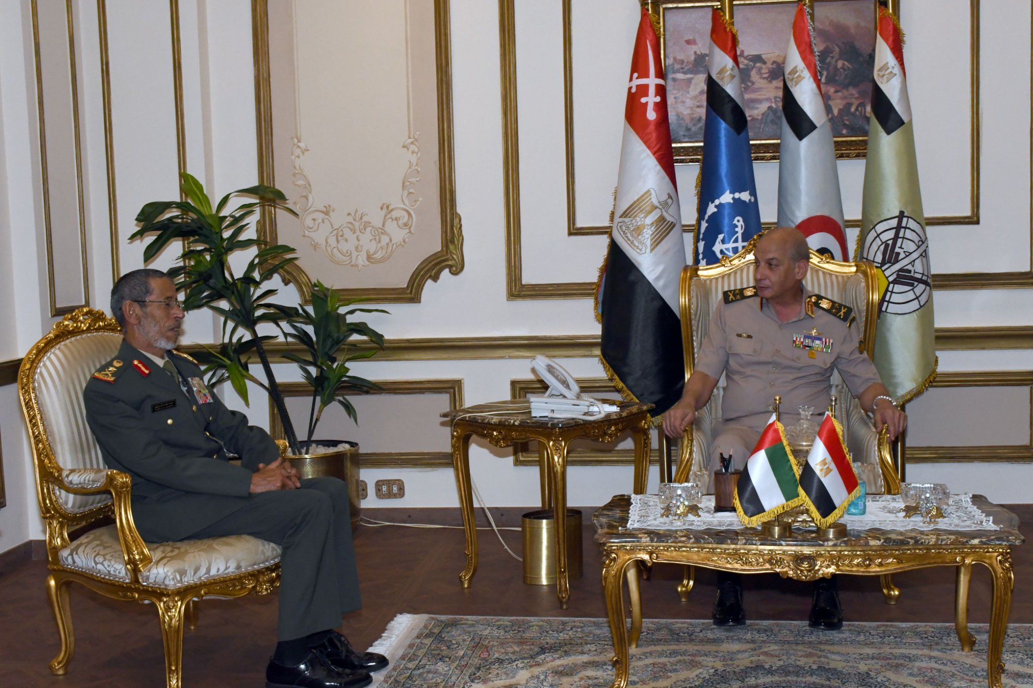 وزير الدفاع يبحث مع رئيس الأركان الإماراتي سبل تعزيز التعاون والعلاقات العسكرية بين البلدين