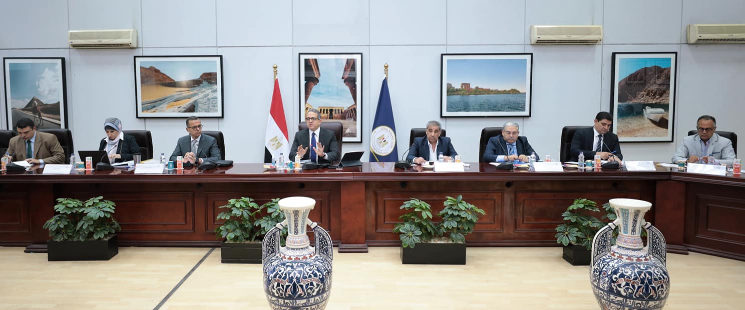 وزير السياحة والآثار يترأس الاجتماع الأول للجنة الدائمة لتراخيص المنشآت الفندقية والسياحية