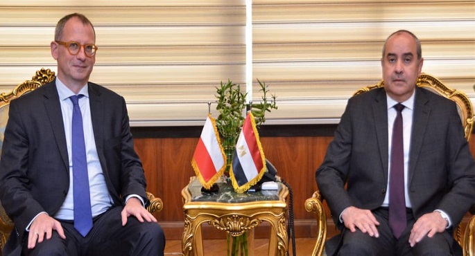 وزير الطيران يبحث مع سفير بولندا فى مصر تعزيز التعاون فى مجال النقل الجوى